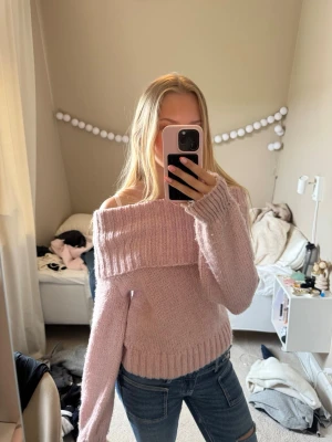 Ljusrosa off shoulder stickad tröja - Superfin ljusrosa stickad tröja från Gina Tricot med bred off shoulder-krage och långa ärmar. Tröjan är perfekt för en trendig och mysig look. Passar mig bra som bär storlek S. 
