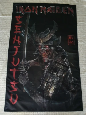 Iron Maiden väggflagga/poster  - Iron Maiden väggflagga i tyg i jättefint skick! Mått 67 x 104 cm
