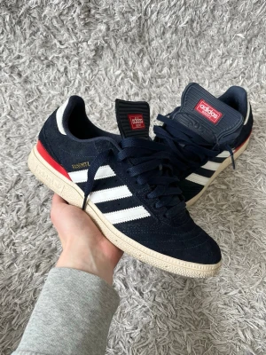 Adidas Busenitz - Säljer ett par sköna adidas sneakers! | Mycket fint skick utan defekter! | Storlek 41 1/3. | Ställ gärna frågor innan du köper!