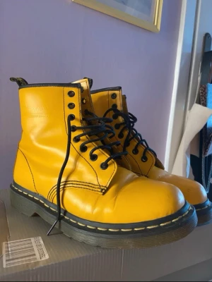 Dr.Martens yellow - size 39 - Använda i bra skick  Köpta på Vinted men var för små tyvärr 