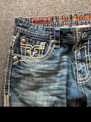 Rock revival  - Skitsnygga jeans med stprt hål i som jag redan fixat en gång men släpper nu iväg billigt