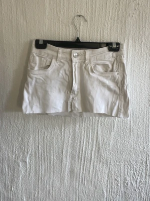 Vit jeanskjol  - Kort vit jeanskjol från mango! Super fin! Storlek 36🥰🥰 Orginalpris, 350kr