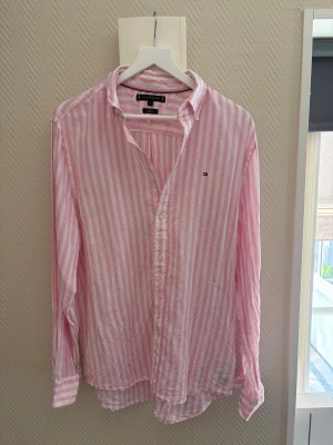 Linneskjorta  - Tjena! Säljer nu denna sjukt stilrena linneskjorta från Tommy Hilfiger! Storlek L och i nyskick. Priset är ej hugget i sten så hör av dig vid minsta fundering:)