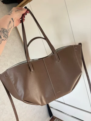 Handväska  - Ej äkta läder, men jättefint skick och kan hålla väldigt mycket innehåll. Kommer med pouch, se alla bilder för skicket och storlek! Jag 