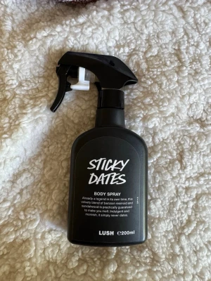 Lush sticky dates - Den är nästan full skulle säga 150/200ml ( något mer tror jag men vet inte exakt). Jätte god doft men tyvärr inte för mig. 