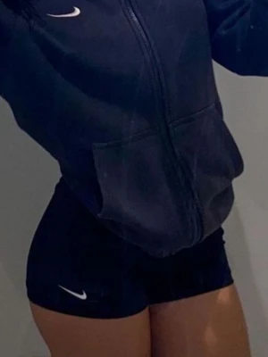 Svarta Nike Pro träningstights shorts - Säljer dessa sjukt snygga Nike Pro shorts då dem tyvärr inte passar mig. Passar XS-S. I mycket bra skick. Hör av er vid frågor <3
