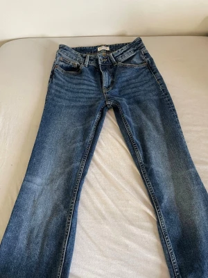 Jeans - Jeans i storlek 34 oanvända ifrån Lindex