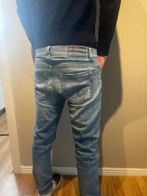 Dondup Jeans  - Säljer ett par Dondup george som har skinny fit och är i storleken 30. Skicket är mycket bra. Nypris:- 4000kr ) modellen är 177cm och väger 65 kg. Skriv för mer info✨✨