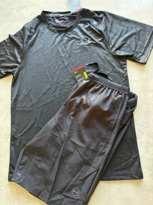 Underarmour summer set - Helt nya par svarta Underarmour  summer set som passar perfekt för den kommande sommarn.Dressen passar S där den sitter lite mindre!