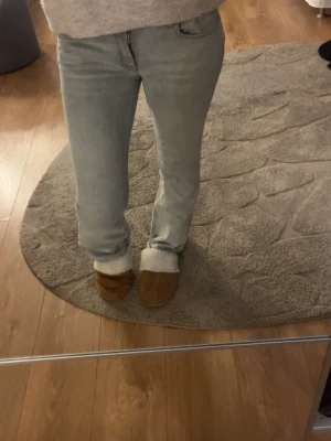 gråa lowwaist bootcut jeans - Säljer ett par ljusgråa bootcut jeans. Dom är helt hela och säljer då dom inte kommer till användning.
