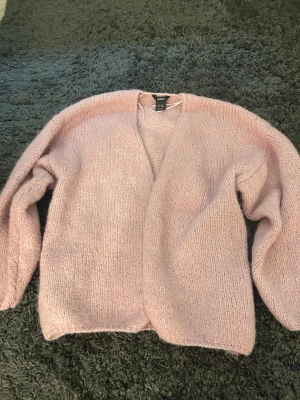 Ljusrosa stickad kofta från Lindex - säljer min ljusrosa stickade kofta från Lindex då jag inte använder den något mer. Jätte fin med ett vitt linne under.