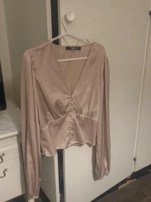 Gammelrosa blus🩷 - Långärmad blus från bikbok, Storlek S💕🤗