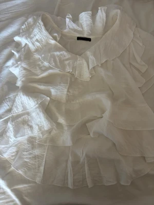 Vit volangblus från Zara - Snygg vit blus från Zara med flera lager volanger och stor volangkrage. 