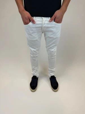 Dondup Jeans George  - Dondup Jeans George! Trendigaste jeansen på marknaden.  Ny pris= 4000 kr Säljs för= 1099 kr (Modellen har original slitningar från fabrik vilket är väldigt eftertraktat och populärt)