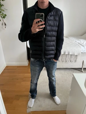 Svart dunväst från Moncler - Säljer min Moncler cardigan i utmärkt skick, RFID funkar samt authenticate koden. Hör gärna av för mer information!