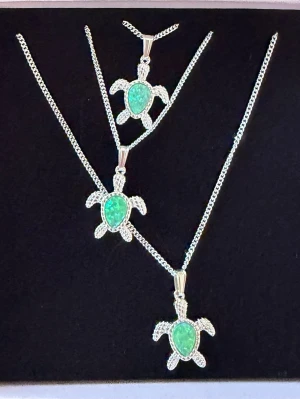 Silver halsband sköldpadda  - Nu säljer jag det väldigt eftertraktade halsbandet som jag har på mig i alla mina annonser! Handgjord, 46cm längd, 925 sterling silver, blå opal sten. Glänser verkligen på sommaren! Tillverkat 3st, först till kvarn. annonsen gäller 1 halsband. 