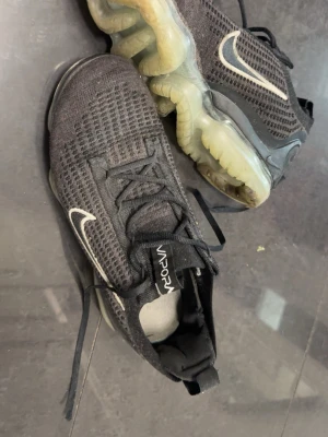 Nike Air Vapormax svarta sneakers - Dessa är använda i cirka en månad och har ett litet hål bakifrån därför säljs dem för så billigt..