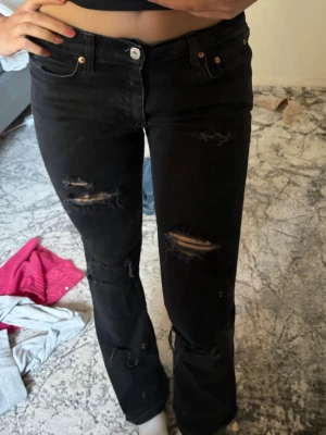 Svarta jeans - Coola jeans från Gina Tricot i strl 36, har gjort egna hål. Dem är bootcut <3