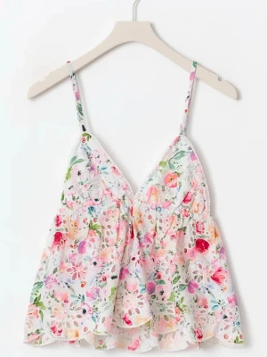 Trendigt fint linne Gina Tricot  - Söt linnetopp med tunna axelband och v-ringning. Toppen är vit med blommigt mönster i rosa, grönt och rött, samt har broderade håldetaljer som ger en luftig känsla. Perfekt för varma dagar och somriga outfits. Toppen skick och passar M/L/XL 
