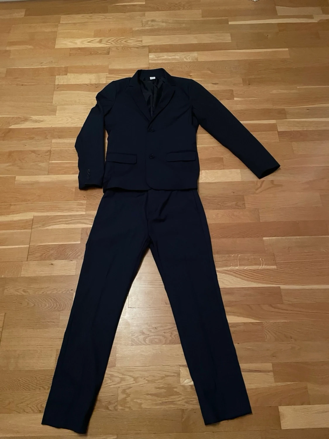 Mörkblå kostym med kavaj och byxor - 2