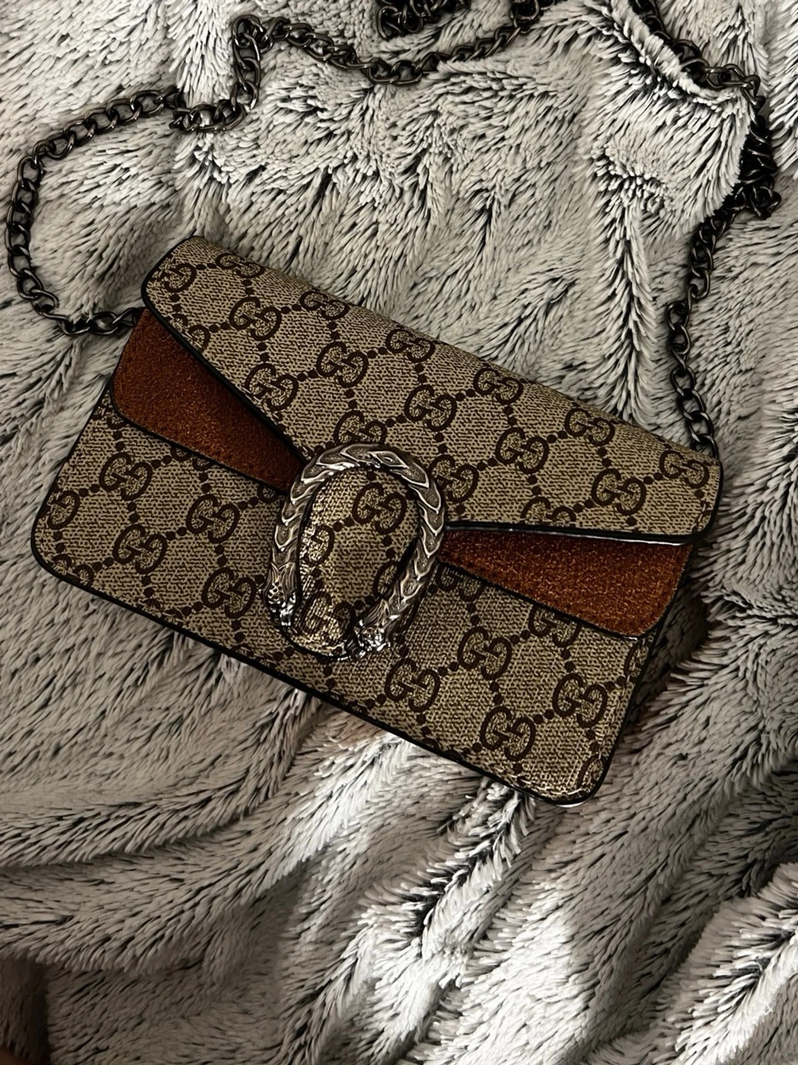 axelväska med monogram och kedja