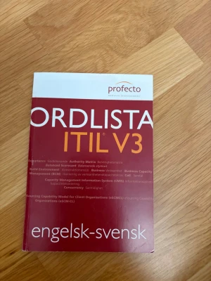 Ordlista ITIL V3 engelsk-svensk - Engelsk-svensk ordlista för ITIL V3 från profecto. Boken har ett rött och vitt omslag med tydlig text och är tunn och smidig att ta med. Perfekt för dig som pluggar ITIL eller jobbar med service management och behöver snabba översättningar.