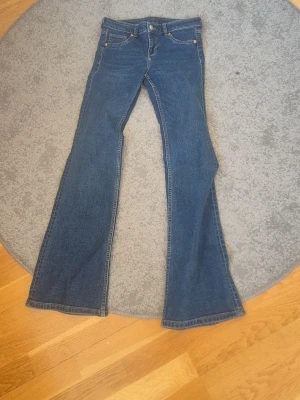 Blå bootcut jeans med utsvängda ben - Säljer ett par klassiska blå bootcut jeans med utsvängda ben! Både är I bra skick och inte använda mycket! Har klippt av storlek men skulle säga XS på båda! Väldigt sköna, säljer 1 parfymer för 70 och Båda för 100!