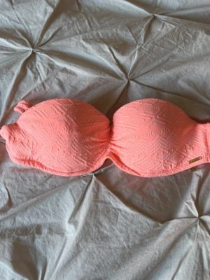 Bikinitopp korall - Säljer denna supersnygga bikinitoppen då den ej passade mig, skulle säga att de är storlek A/B. Aldrig använd, band finns med men går att sätta på och av💖💖