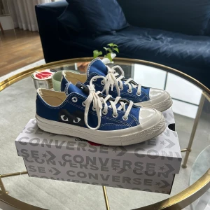  Comme Des Garçons Converse - Säljer ett par blå Converse Play Comme des Garçons sneakers som andvänts 2 gånger och är i nyskick!💙köpta för 1800kr. Säljer pg av att dem är för små! Box medföljer. Pris kan diskuteras vid snabb affär!