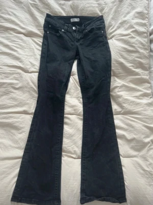 Gina tricot perfect jeans svarta -  Supersnygga låg midjade bootcut jeans i färgen svart. Är i toppen skick! Innerbenslängd: 83, kommer från Gina tricot. Säljs pga inte används.