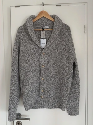 Grå kofta från Gran Sasso - L fast passar som M. Aldrig använd. Köpt för 3300kr på Harrys mode