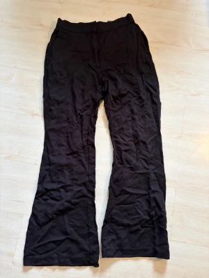 Byxor - De har en hög midja och är gjorda i ett mjukt och stretchigt material som är riktigt bekvämt. Perfekta för dig som gillar en avslappnad och trendig look.