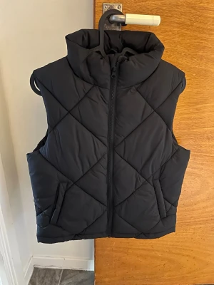 Svart väst med hög krage - Aldrig använd