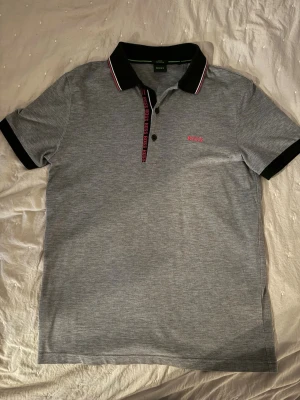 BOSS piké - Säljer denna riktigt stiliga piké från BOSS. Den är perfekt till golf eller om man bara vill klä upp sig. Den är i toppskick då jag bara använt den vid ett tillfälle, så i princip helt ny. Storlek M. Hör av er om ni har frågor!