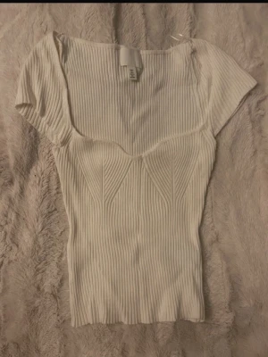 Vit ribbad tröja  - Super fin tröja med fin urringning! Knappt använd 🥰