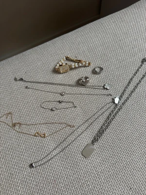 Smycken/Mystery jar/Silver - Här säljer jag massa smycken som jag inte använder och är i nytt skick. Det är ett värde på 2500, men då de är begagnade kan pris alltid diskuteras! Ställ gärna frågor! Allt som syns på alla bilder är med! 💕💕💕