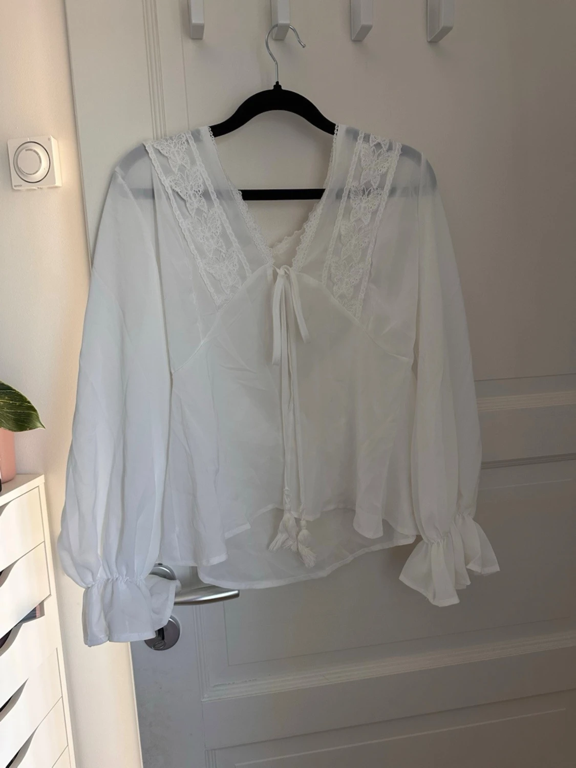 Vit romantisk blus med spetsdetaljer - 1