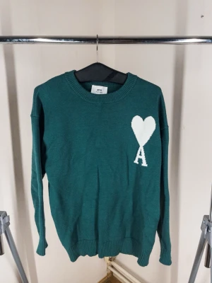 Stickat Ami Paris Tröja - stickat Ami Paris tröja i jätte bra skick utan skavanker! Storlek M (billigare vid snabb affär)