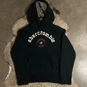 Abercombie & Fitch Hoodie - SÄLJER FÖR RIKTIGT BRA PRIS)  Tja. Säljer denna sjukt fina och sällsynta AF hoodien. Den är i nyskick, inga tecken på användning. Storleken är XL (barn) vilket jag skulle säga motsvarar XS herr. Tveka inte på att ställa frågor! 🤩