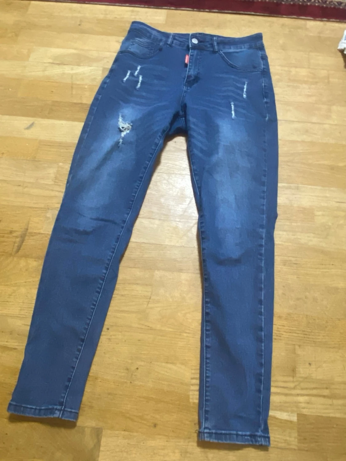 Blå  jeans med slitningar - 1