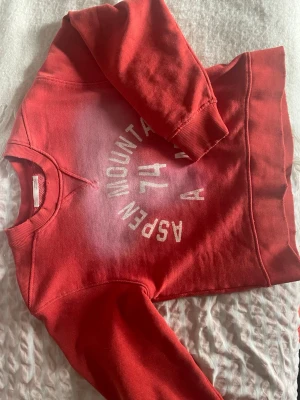 Röd sweatshirt  - Säljer då den inte kommer till användning 