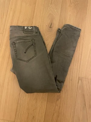 Dondup jeans George - Dondup slim jeans i mycket bra skick. Inga defekter på jeansen. Nypris 3000 kr. Hör av dig vid frågor eller funderingar