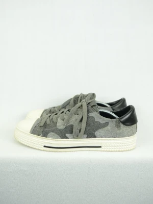 Valentino camo ”Converse” rare sneakers  - VALENTINO GARAVANI SNEAKERS Storlek : 43 Passform : Normal Användning : Skorna är i ett väldigt fint skick utan defekter Nypris : Cirka 6000SEK