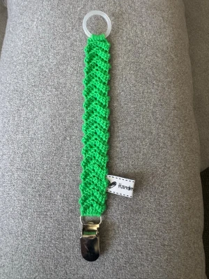 Virkad napphållare - Virkad, grön napphållare, virkad av mig i 100% bomullsgarn med metallclip och silikonring.  Mönsterskapare: animo.design