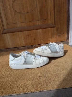 Valentino opens skor - Säljer dessa snygga Valentino skor😁 Perfekt nu inför sommaren☀️ Skick, 5/10. Storlek 41✅ Skicka om du har några frågor☺️