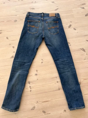 Blå jeans från Nudie Jeans - Ett par riktigt snygga jeans från Nudie i modellen solid ollie! Inget hål eller någon fläck. Inköpte för ett tag sen på NK. Tveka inte vid fundering!