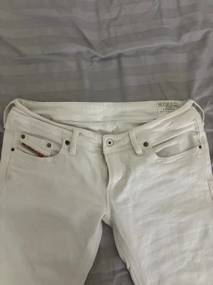 Vita jeans  - Vita jeans från diesel som är köpta på vinted men passar tyvärr inte, så aldrig använda av mig!