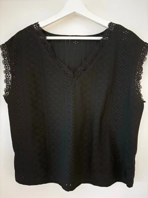 Blus med hålmönster och spetsdetaljer ✨. Ny! - En underbar blus i ledig passform. Storlek S/M pga den lediga passformen.  Tyget har fint hålmönster så ska man ha det som blus bör man ha något tunt linne under. Axelbredd 47 cm. Längd 57 cm.