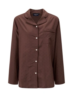 Brun prickig pyjamas från Lexington för damer - Mysig brun pyjamas från Lexington med diskret prickigt mönster. Lyxig pyjamas 56% viskos 44% bumull. Skjortan har klassisk krage, knappstängning och bröstficka. Byxorna har rak passform och elastisk midja för extra komfort. Perfekt för chilliga kvällar och morgnar.