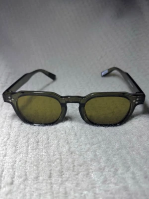 Deep Forest Green - Ton i ton, mörkgröna bågar med matchande linser